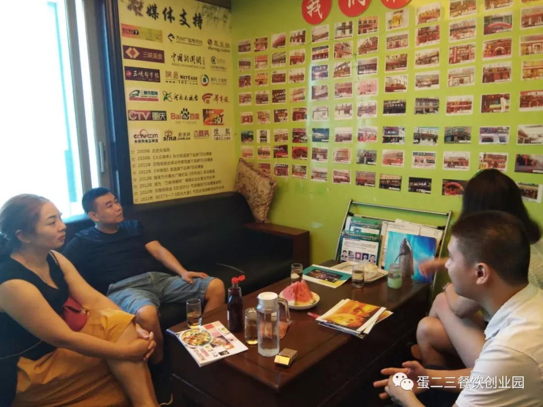 【欢迎】陕西安康刘总及家人到访考察重庆特色石头餐饮！