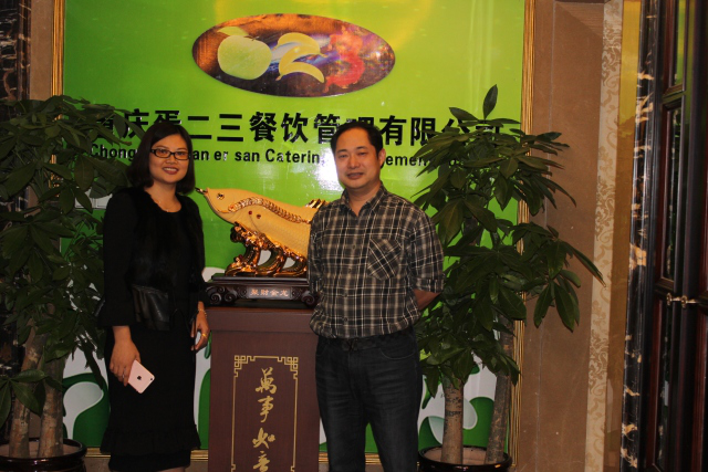 【欢迎】河南刘女士莅临本公司考察特色石头餐饮！