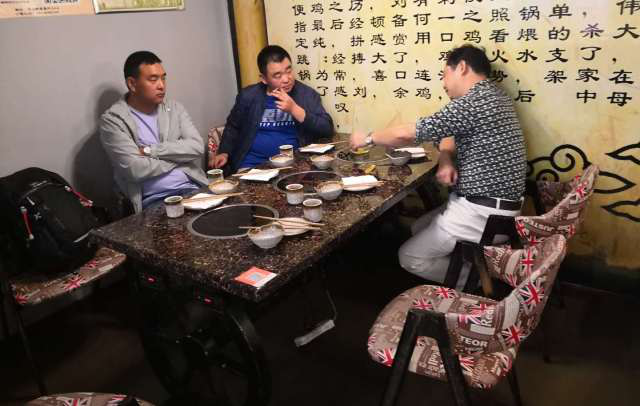 【欢迎】青海黄总莅临本公司考察特色纸包鱼项目!